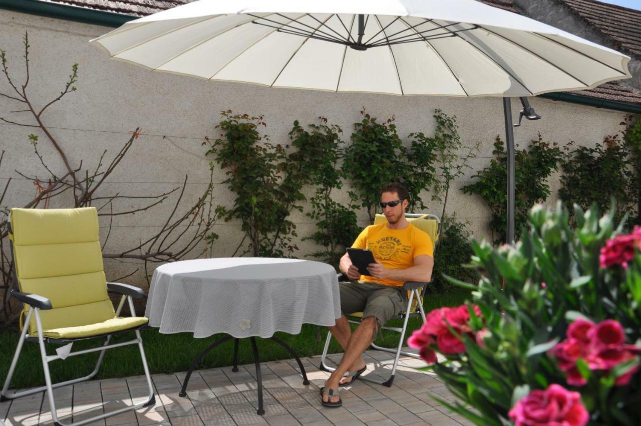 Gaestezimmer Resi Illmitz Buitenkant foto